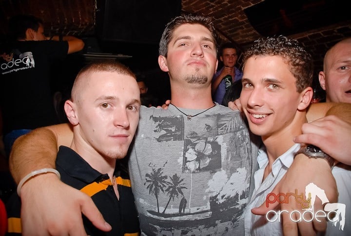 Ploaie de culoare la Club Escape, 