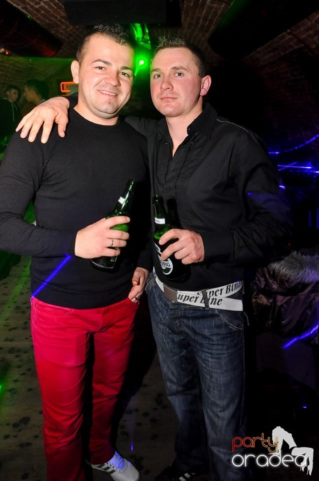Prepare for Christmas Party în Club Escape,