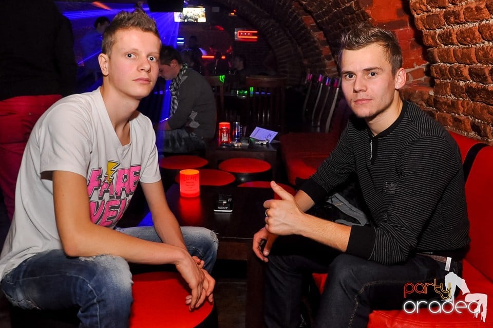 Prepare for Christmas Party în Club Escape,
