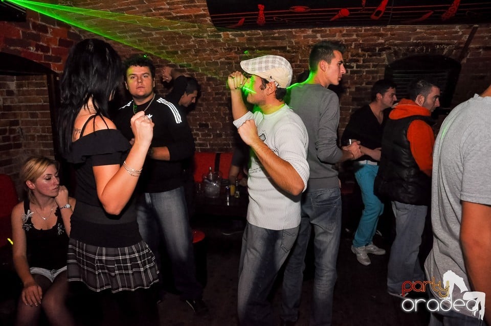 Prepare for Christmas Party în Club Escape,