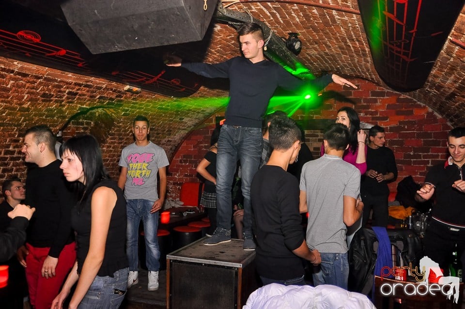 Prepare for Christmas Party în Club Escape,