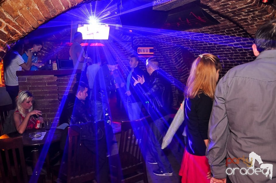 Prepare for Christmas Party în Club Escape,