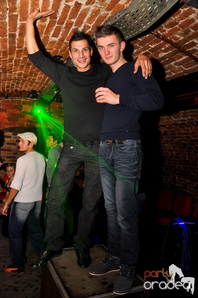 Prepare for Christmas Party în Club Escape,