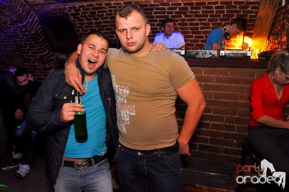 Prepare for Christmas Party în Club Escape,