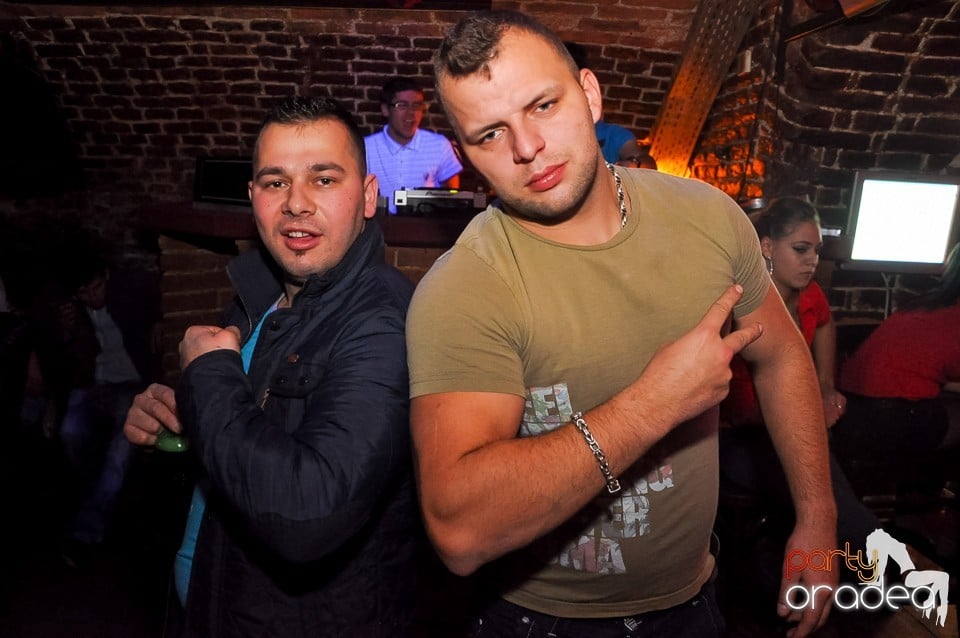 Prepare for Christmas Party în Club Escape,