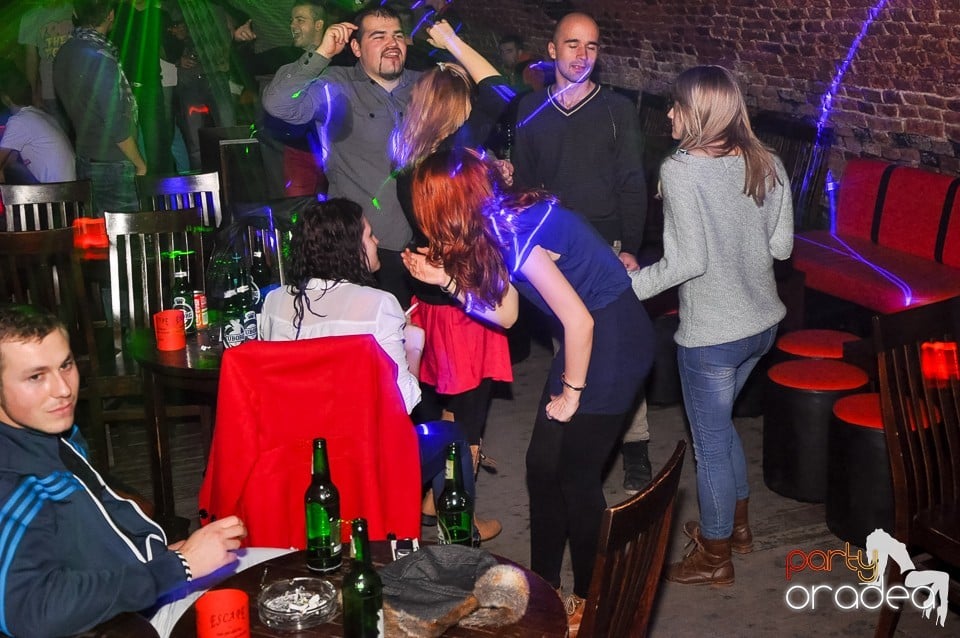 Prepare for Christmas Party în Club Escape,