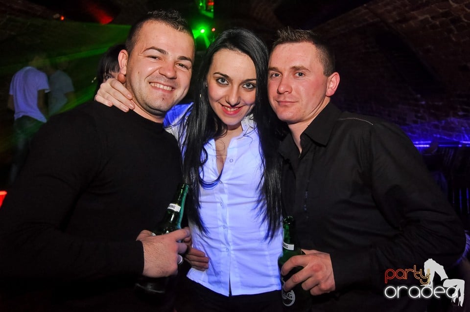 Prepare for Christmas Party în Club Escape,