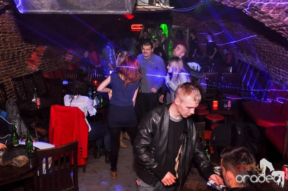 Prepare for Christmas Party în Club Escape,