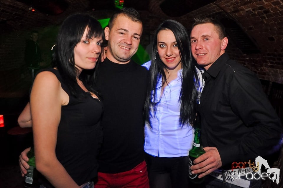 Prepare for Christmas Party în Club Escape,