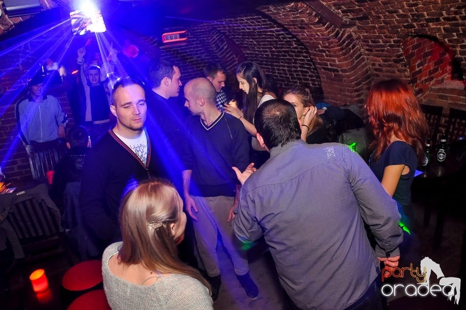 Prepare for Christmas Party în Club Escape,