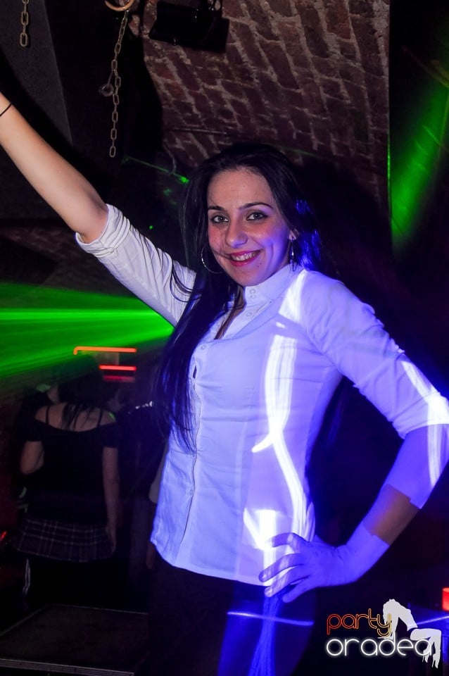 Prepare for Christmas Party în Club Escape,