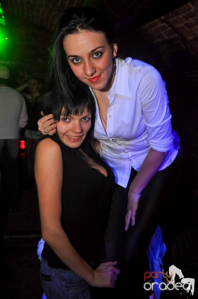 Prepare for Christmas Party în Club Escape,