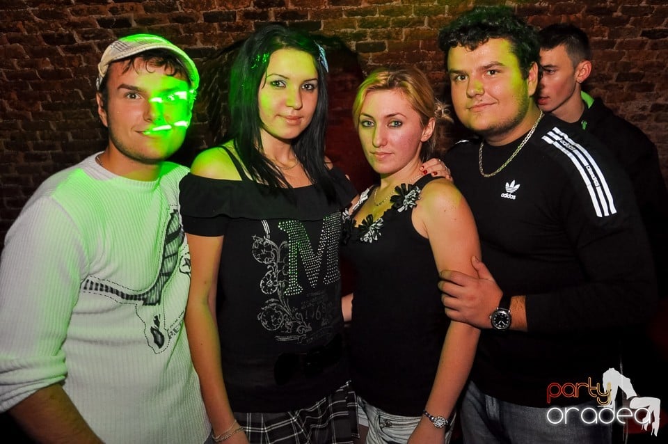 Prepare for Christmas Party în Club Escape,