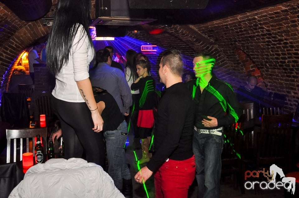 Prepare for Christmas Party în Club Escape,