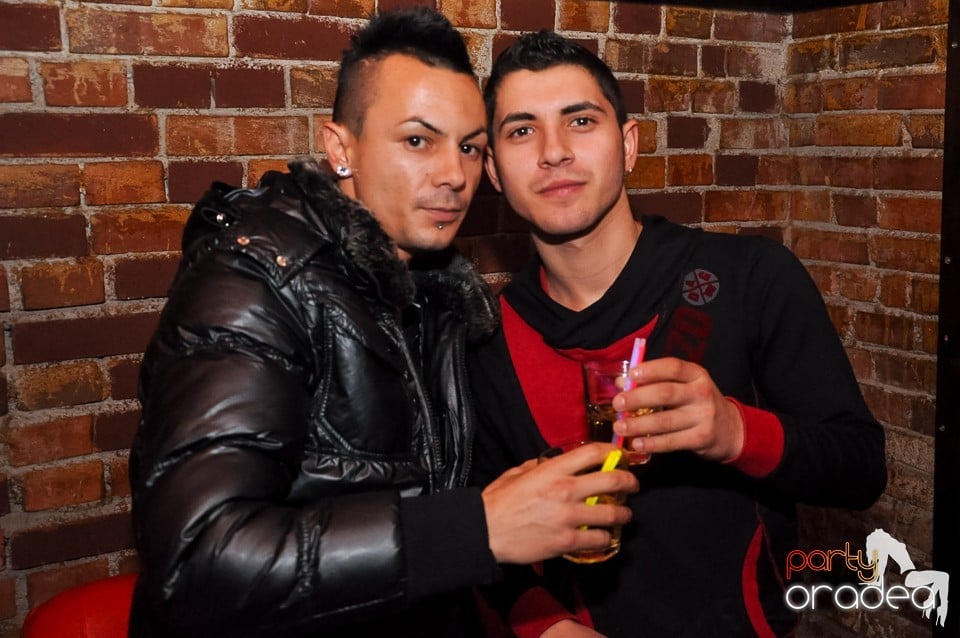 Prepare for Christmas Party în Club Escape,