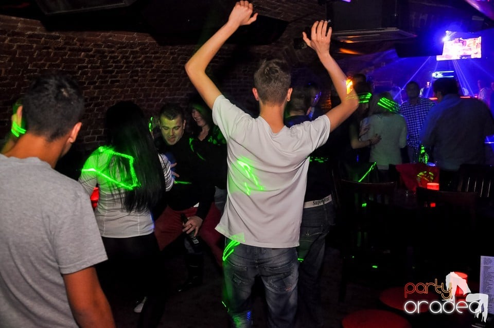 Prepare for Christmas Party în Club Escape,
