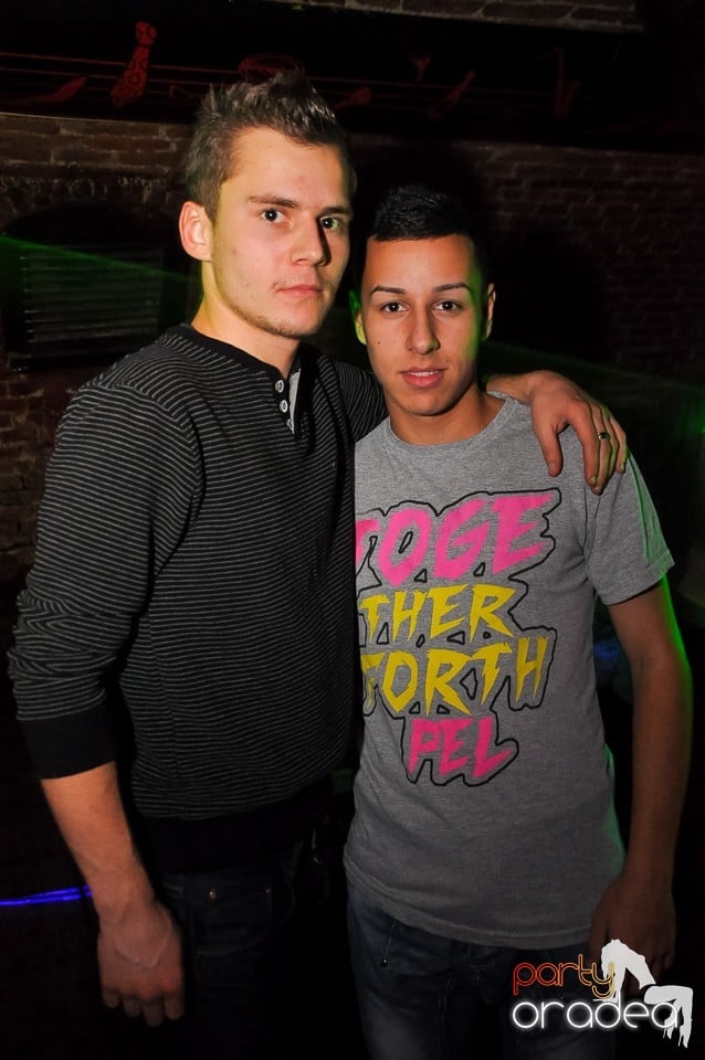 Prepare for Christmas Party în Club Escape,