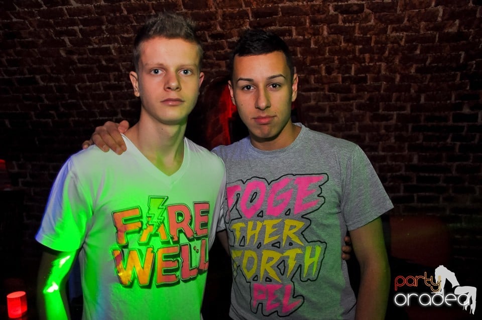 Prepare for Christmas Party în Club Escape,