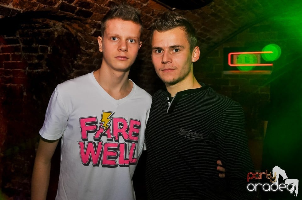 Prepare for Christmas Party în Club Escape,