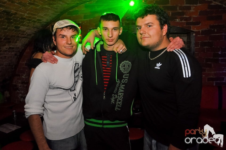 Prepare for Christmas Party în Club Escape,