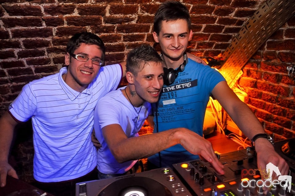 Prepare for Christmas Party în Club Escape,