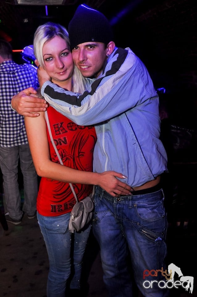 Prepare for Christmas Party în Club Escape,