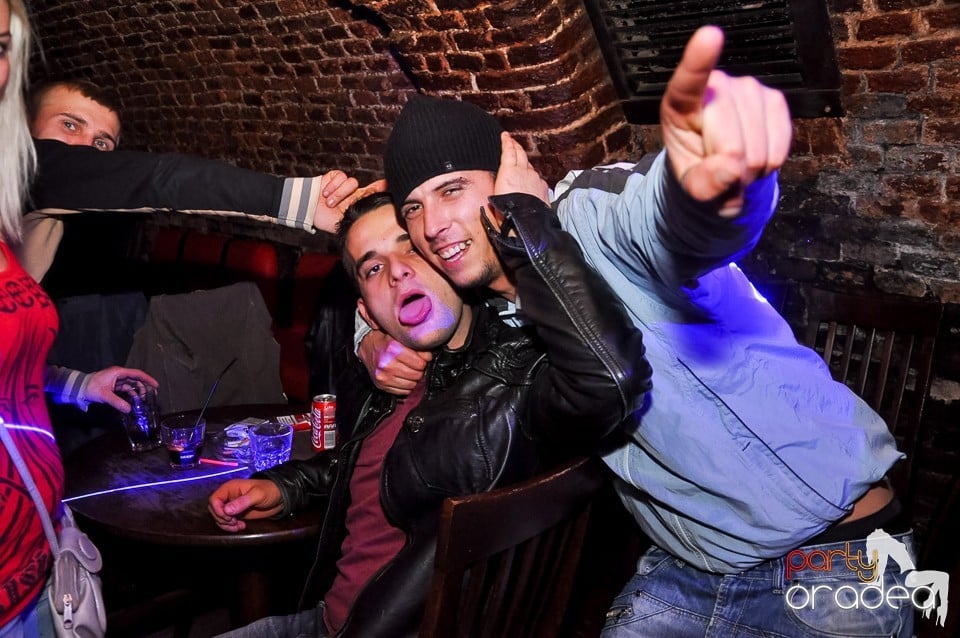 Prepare for Christmas Party în Club Escape,