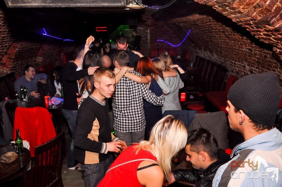 Prepare for Christmas Party în Club Escape,