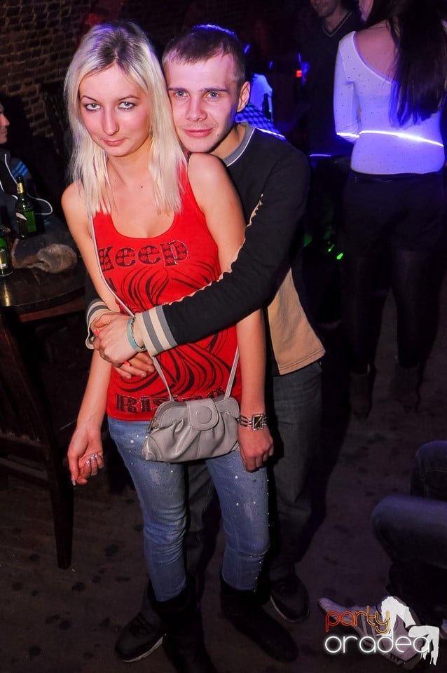Prepare for Christmas Party în Club Escape,