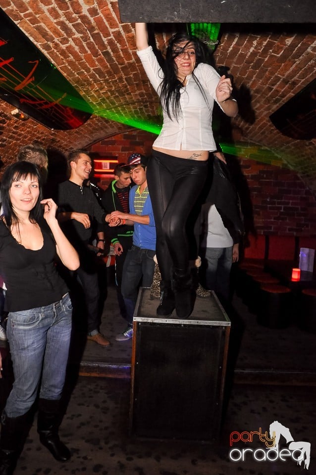 Prepare for Christmas Party în Club Escape,