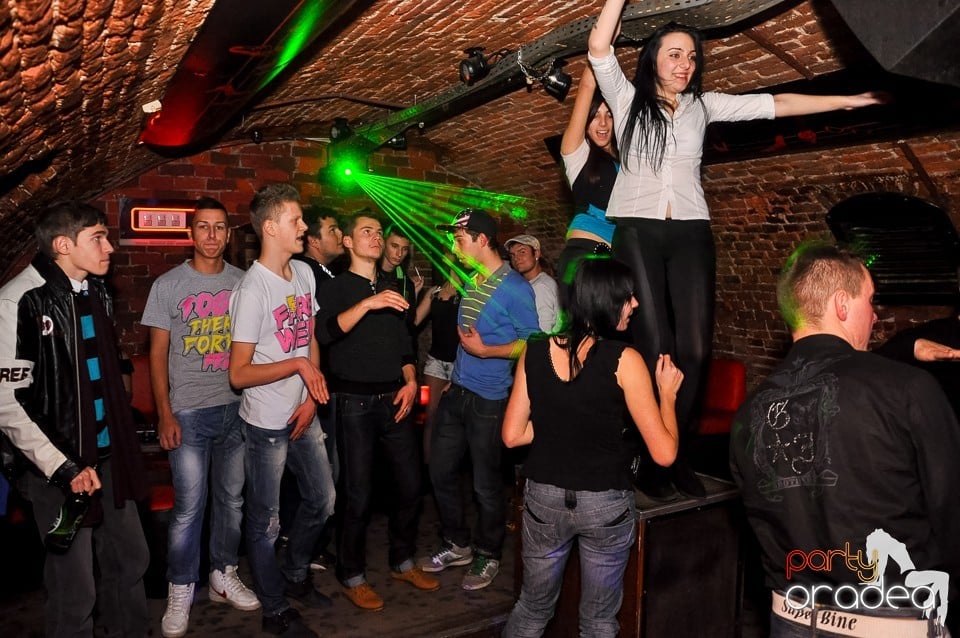 Prepare for Christmas Party în Club Escape,