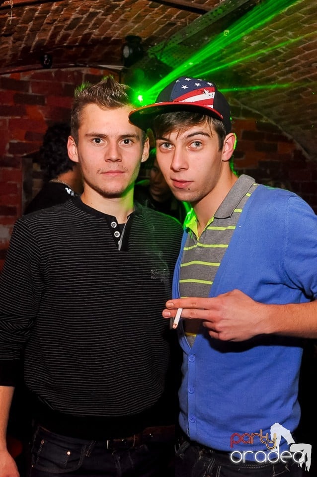 Prepare for Christmas Party în Club Escape,