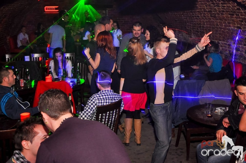 Prepare for Christmas Party în Club Escape,