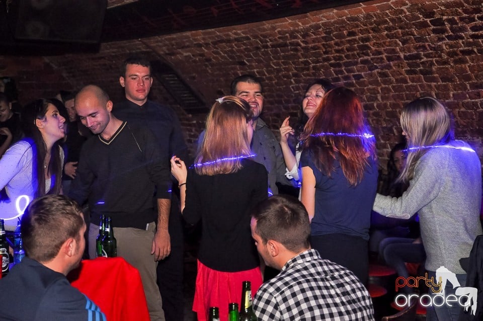 Prepare for Christmas Party în Club Escape,