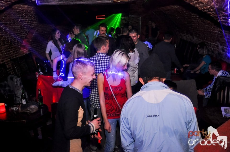 Prepare for Christmas Party în Club Escape,