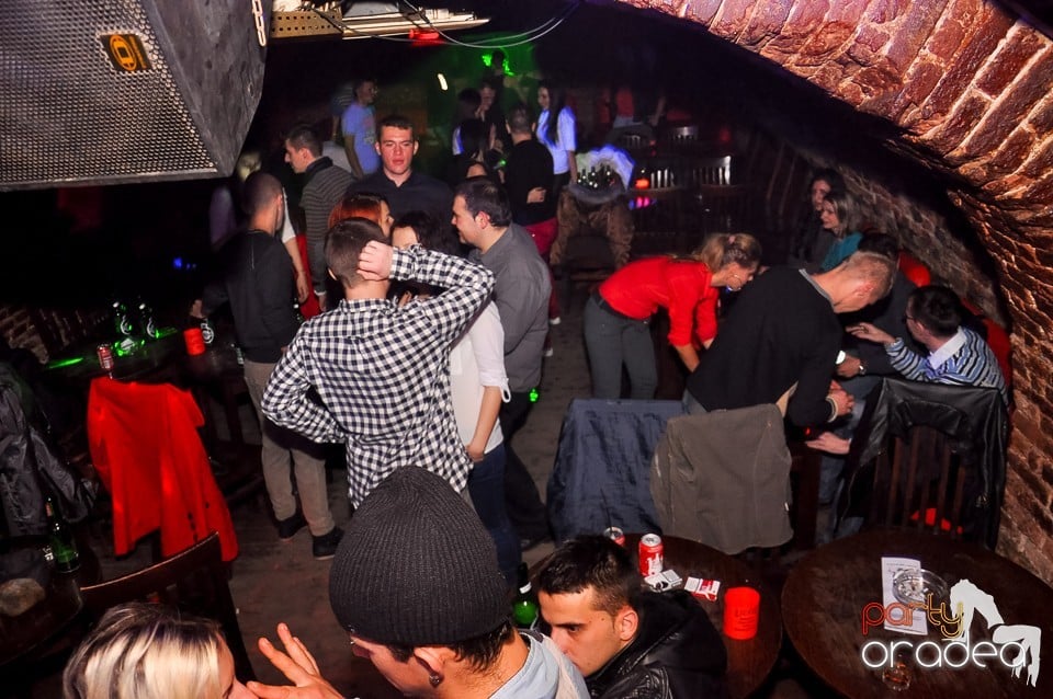 Prepare for Christmas Party în Club Escape,