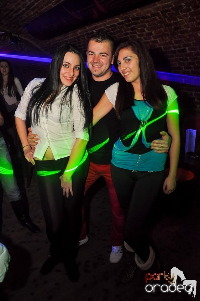 Prepare for Christmas Party în Club Escape,