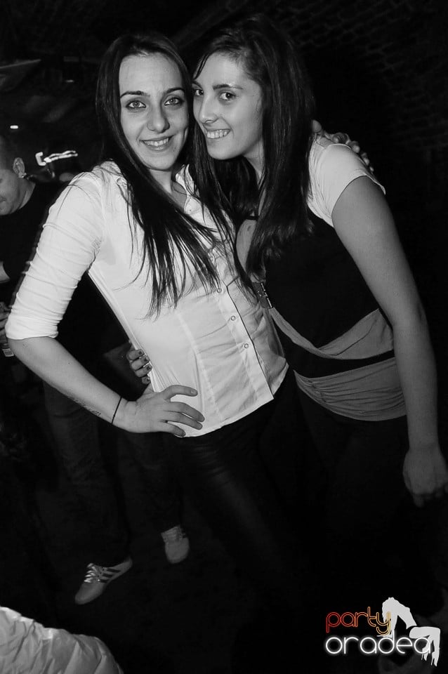 Prepare for Christmas Party în Club Escape,