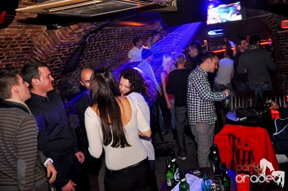 Prepare for Christmas Party în Club Escape,