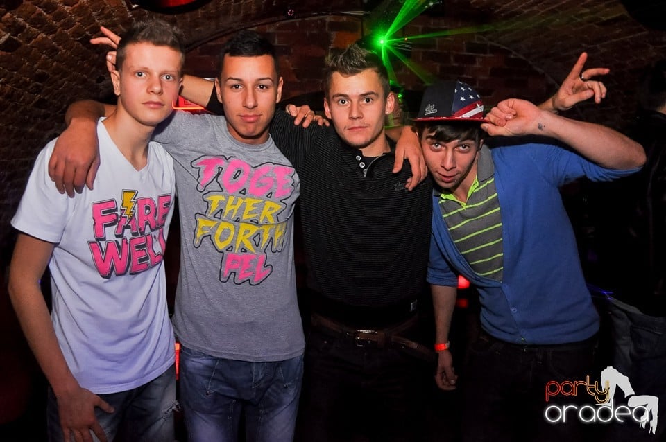 Prepare for Christmas Party în Club Escape,
