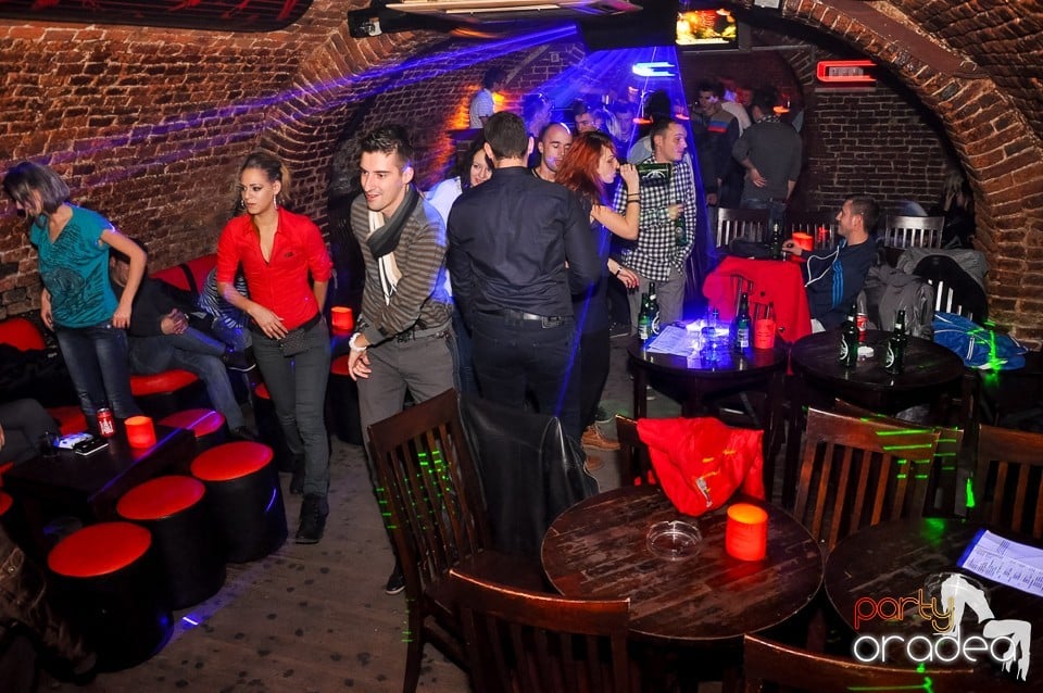 Prepare for Christmas Party în Club Escape,