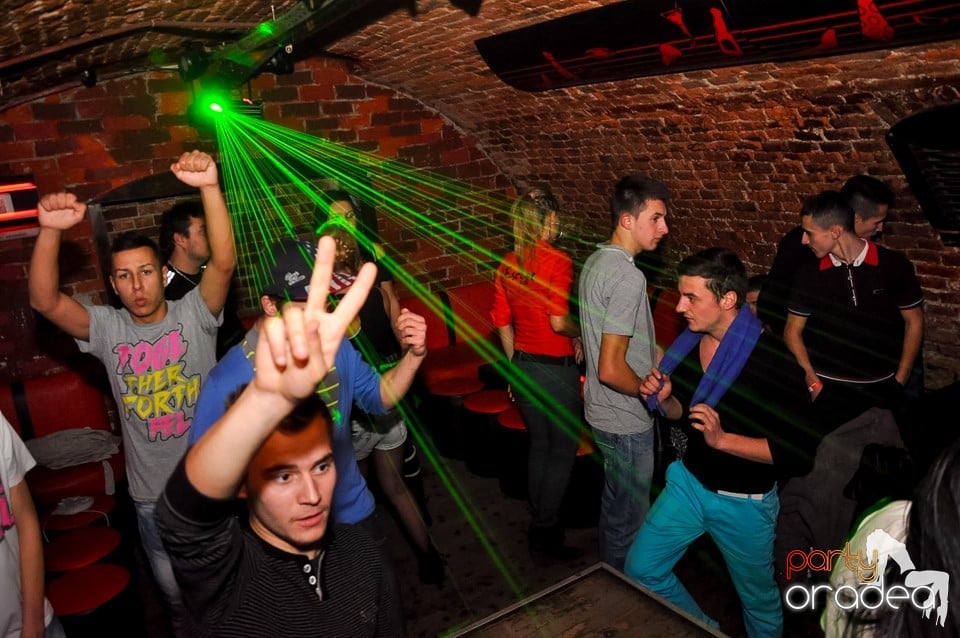 Prepare for Christmas Party în Club Escape,