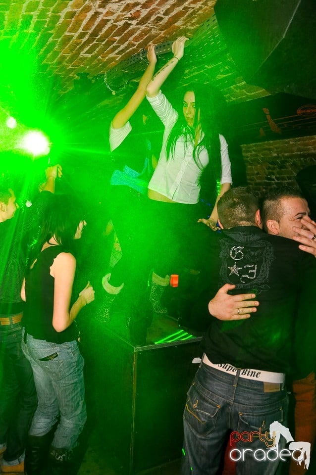 Prepare for Christmas Party în Club Escape,