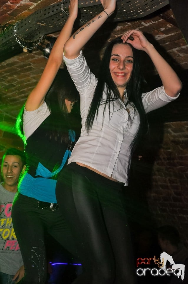 Prepare for Christmas Party în Club Escape,