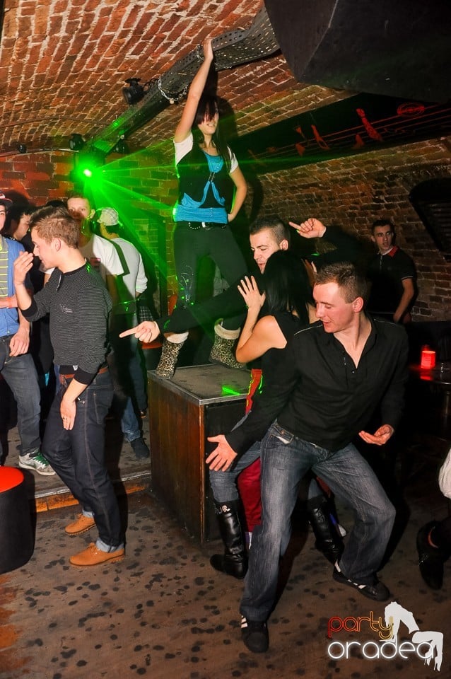Prepare for Christmas Party în Club Escape,