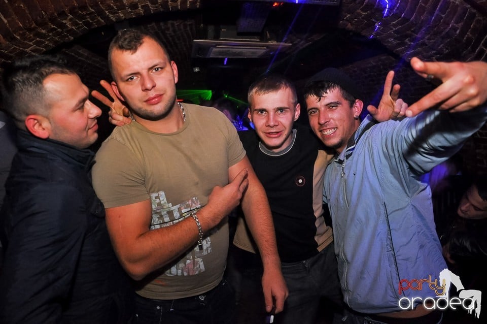 Prepare for Christmas Party în Club Escape,