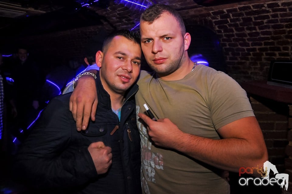 Prepare for Christmas Party în Club Escape,