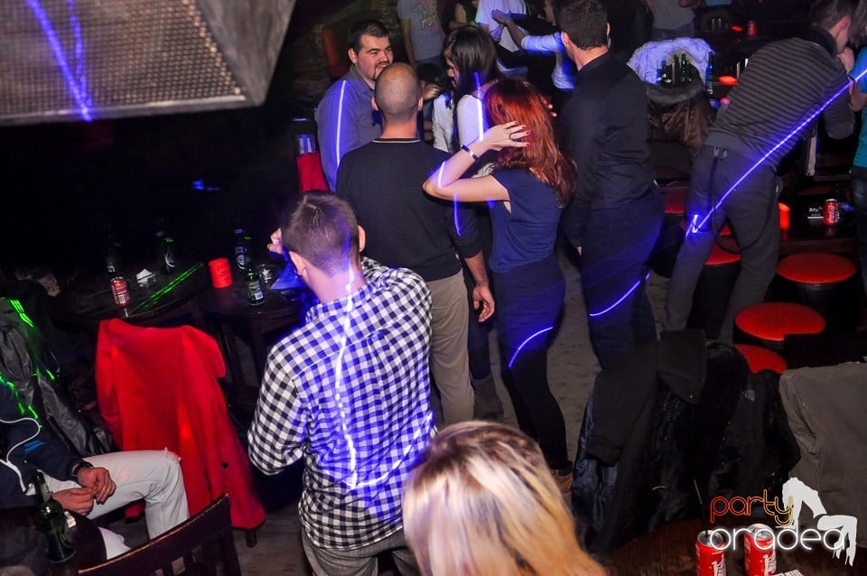 Prepare for Christmas Party în Club Escape,