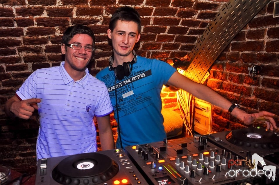 Prepare for Christmas Party în Club Escape,