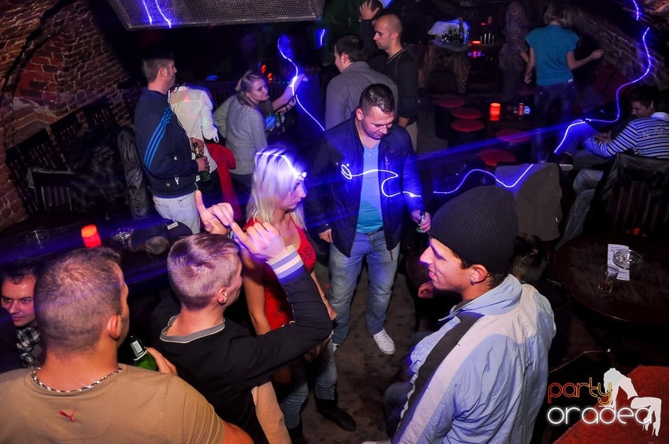 Prepare for Christmas Party în Club Escape,